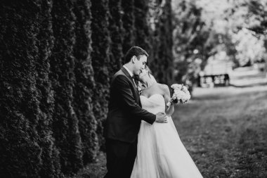 Parkta kucaklaşan yeni evli çiftin güzel romantik düğünü.