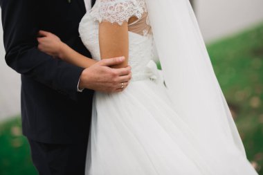 Gelin ve damat el ele tutuşuyor.