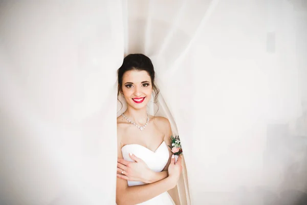 Novia de lujo en vestido blanco posando mientras se prepara para la ceremonia de boda —  Fotos de Stock