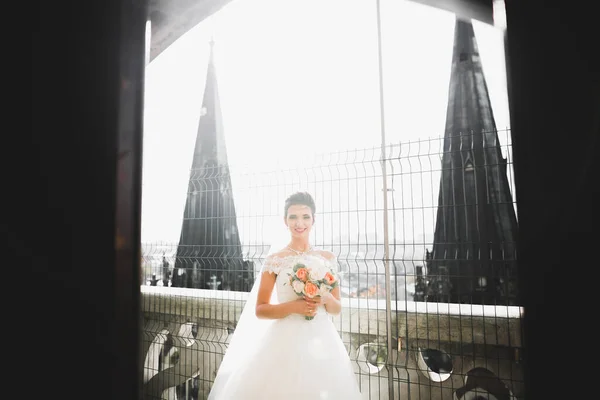 Braut hält großen und schönen Hochzeitsstrauß mit Blumen — Stockfoto