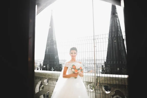 Noiva segurando grande e bonito buquê de casamento com flores — Fotografia de Stock