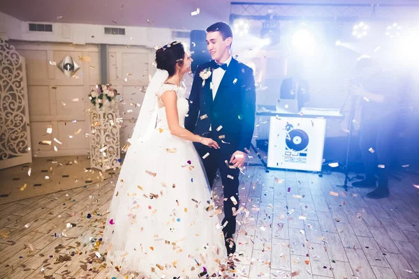 Första bröllopsdansen för nygifta par på restaurang — Stockfoto