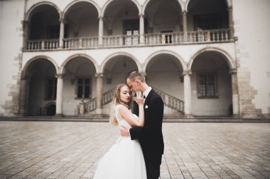 Gelin ve damat el ele tutuşuyor.