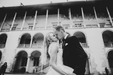 Kafkasyalı mutlu romantik çift evliliklerini kutluyor. Açık hava.