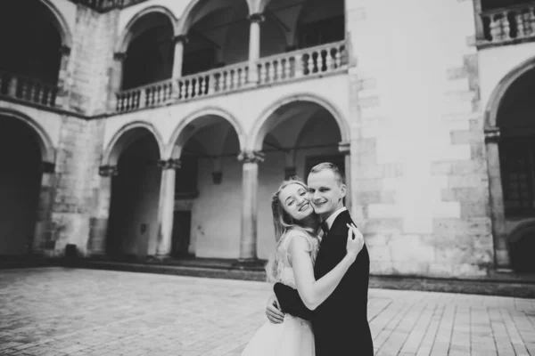 Casal feliz encantador do casamento, noiva com vestido branco longo — Fotografia de Stock