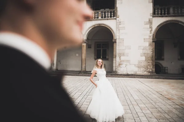 Casal jovem romântico feliz caucasiano comemorando seu casamento. Ao ar livre — Fotografia de Stock