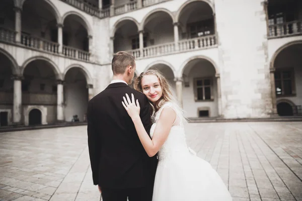 Casamento casal noiva e noivo de mãos dadas — Fotografia de Stock