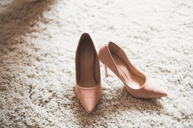 Gelin için beyaz şık düğün ayakkabıları. Yakın plan.