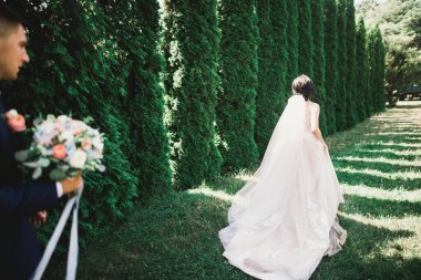 Parkta kucaklaşan yeni evli çiftin güzel romantik düğünü.