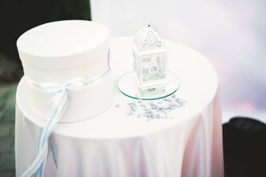 Düğün töreni için süslemeler. Güzel çiçekler.