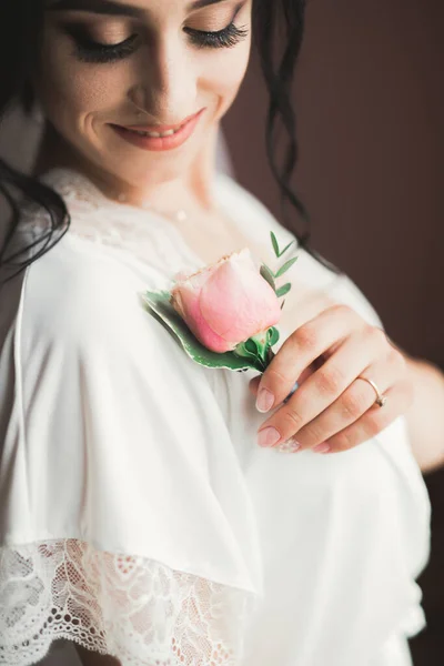 Wunderschöne Braut in Robe posiert und bereitet sich auf die Trauung vor Gesicht in einem Raum — Stockfoto