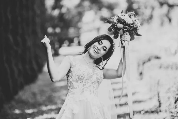 Ritratto di splendida sposa con capelli lunghi in posa con grande bouquet — Foto Stock