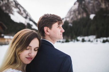 Arkaya bakan romantik genç çift, göller ve kış dağları