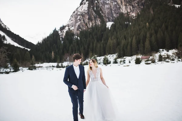 Couple de mariage tenant la main, marié et mariée ensemble le jour du mariage — Photo