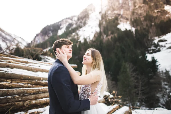 Un mari et une femme aimants sur le fond des montagnes. Aimer couple émotionnellement passe du temps — Photo