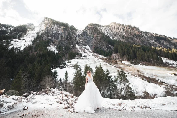 Güzel kadın, mükemmel beyaz elbiseli gelin arka plan dağları — Stok fotoğraf