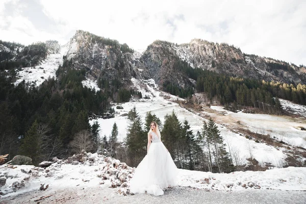 Bellezza donna, sposa con perfetto abito bianco sfondo montagne — Foto Stock