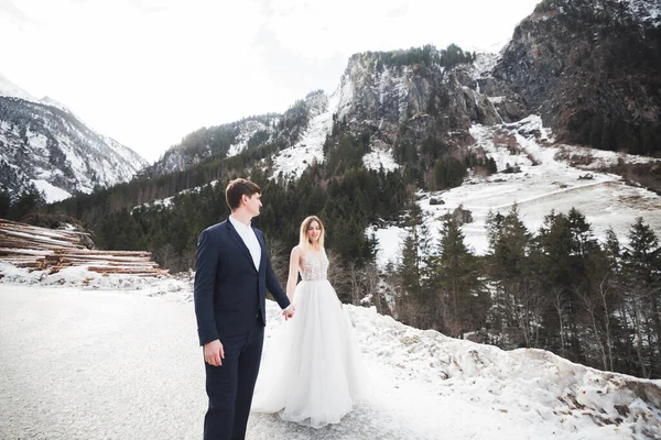 Matrimonio coppia sposa e sposo tenendosi per mano — Foto Stock