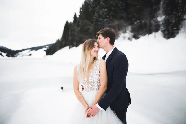 Un mari et une femme aimants sur le fond des montagnes. Aimer couple émotionnellement passe du temps — Photo