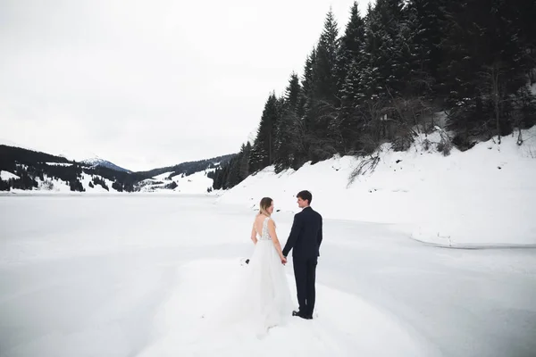 Splendida coppia felice in piedi vicino all'altro e guardando negli occhi — Foto Stock