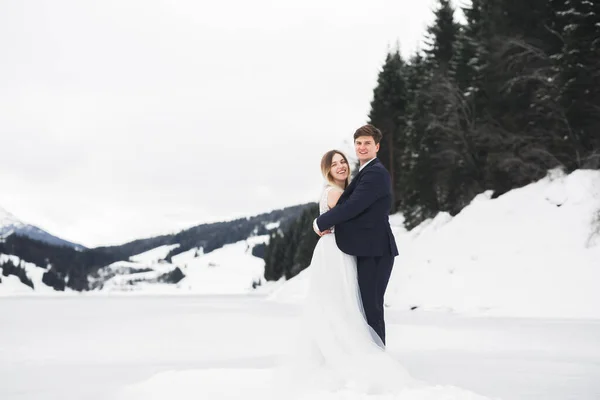 Hermosa novia hermosa posando para el novio y divertirse cerca de las montañas con una vista increíble, espacio para el texto, pareja de boda —  Fotos de Stock