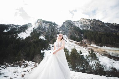 Parkta mükemmel bir elbiseyle dönen güzel gelin.