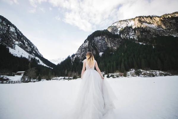 공원에서 완벽 한 드레스를 입고 빙빙 도는 아름다운 신부 — 스톡 사진