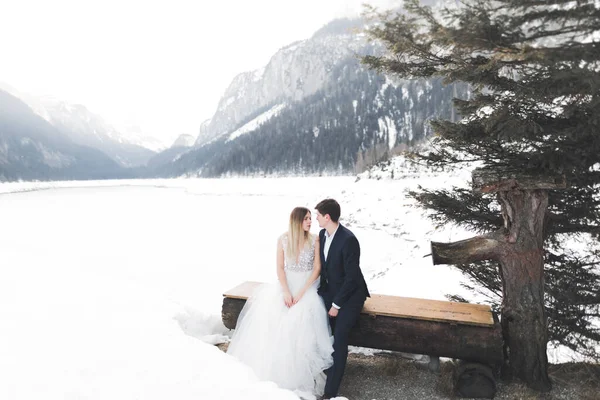 Küssendes Hochzeitspaar übernachtet in schöner Landschaft — Stockfoto