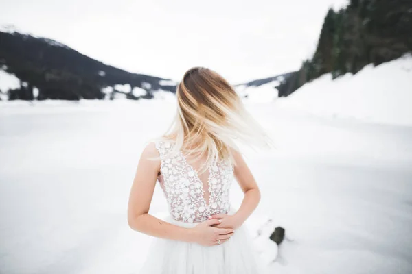 Schoonheid vrouw, bruid met perfecte witte jurk achtergrond bergen — Stockfoto