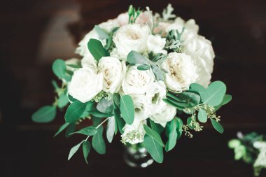 Farklı çiçeklerle güzel bir düğün buketi, güller