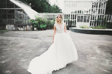 Zarif beyaz elbiseler içinde güzel bir gelin