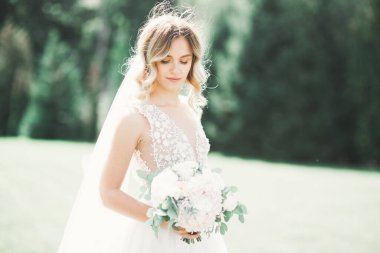 Zarif beyaz elbiseler içinde güzel bir gelin