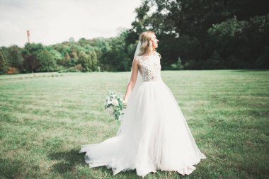 Zarif beyaz elbiseler içinde güzel bir gelin