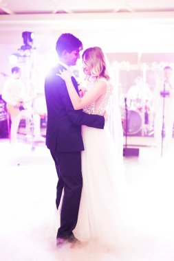 Yeni evli çiftin ilk düğün dansı.