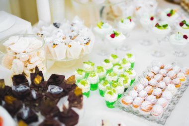 Düğün şekeri büfesinde lezzetli tatlılar, tatlılar, kekler.