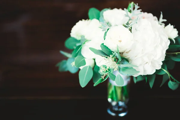 Gyönyörű esküvői csokor különböző virágokkal, rózsákkal — Stock Fotó