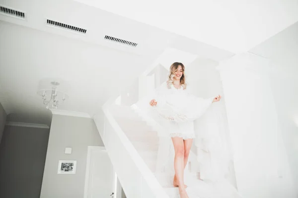 화려 한 가운을 입고 방 안에서 결혼식을 준비하는 화려 한 신부 — 스톡 사진