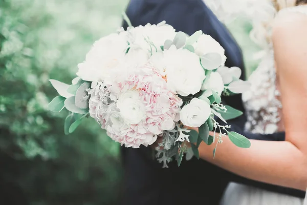 Mariée tenant grand et beau bouquet de mariage avec des fleurs — Photo