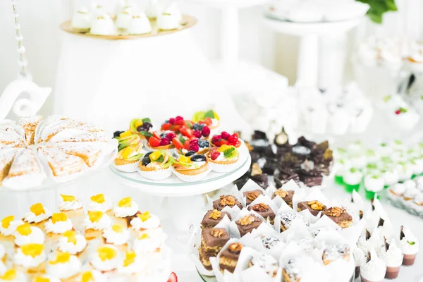 Deliciosa mesa de postre de barra de caramelo de recepción de boda —  Fotos de Stock