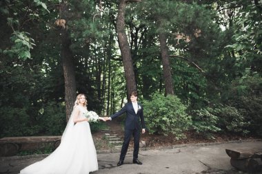 Gelin ve damat el ele tutuşuyor.