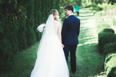 Gelin ve damat el ele tutuşuyor.