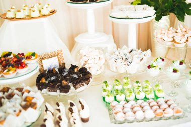 Enfes ve lezzetli bir tatlı masası ve resepsiyonda kapkek fotoğrafları.