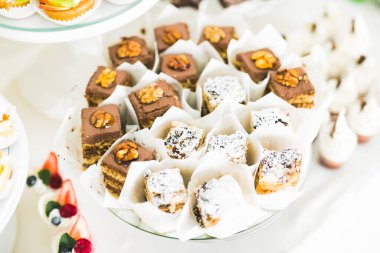 Düğün şekeri büfesinde lezzetli tatlılar, tatlılar, kekler.