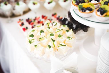 Lezzetli düğün resepsiyonu, tatlı masası.