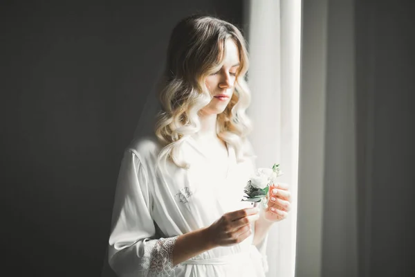 Retrato de uma noiva de moda bonita, doce e sensual. Maquiagem de casamento e cabelo — Fotografia de Stock