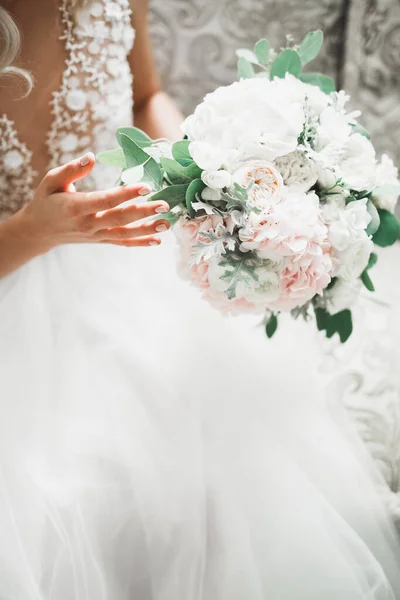 Novia celebración grande y hermoso ramo de bodas con flores — Foto de Stock