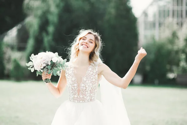 Красива розкішна наречена в елегантній білій сукні — стокове фото
