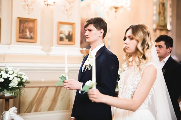 Married couple posing in a church after ceremony — Stock Photo, Image