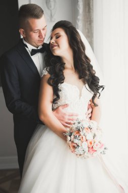 Mutlu gelin ve damat düğüne hazırlanıyor.