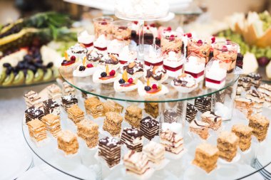 Enfes ve lezzetli bir tatlı masası ve resepsiyonda kapkek fotoğrafları.